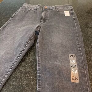 Gray universal jeggings sky high jeans. Brand new. Gap size 28/6 regular